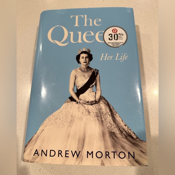 Grand Central Publishing Other - The Queen Her Life Book 📕